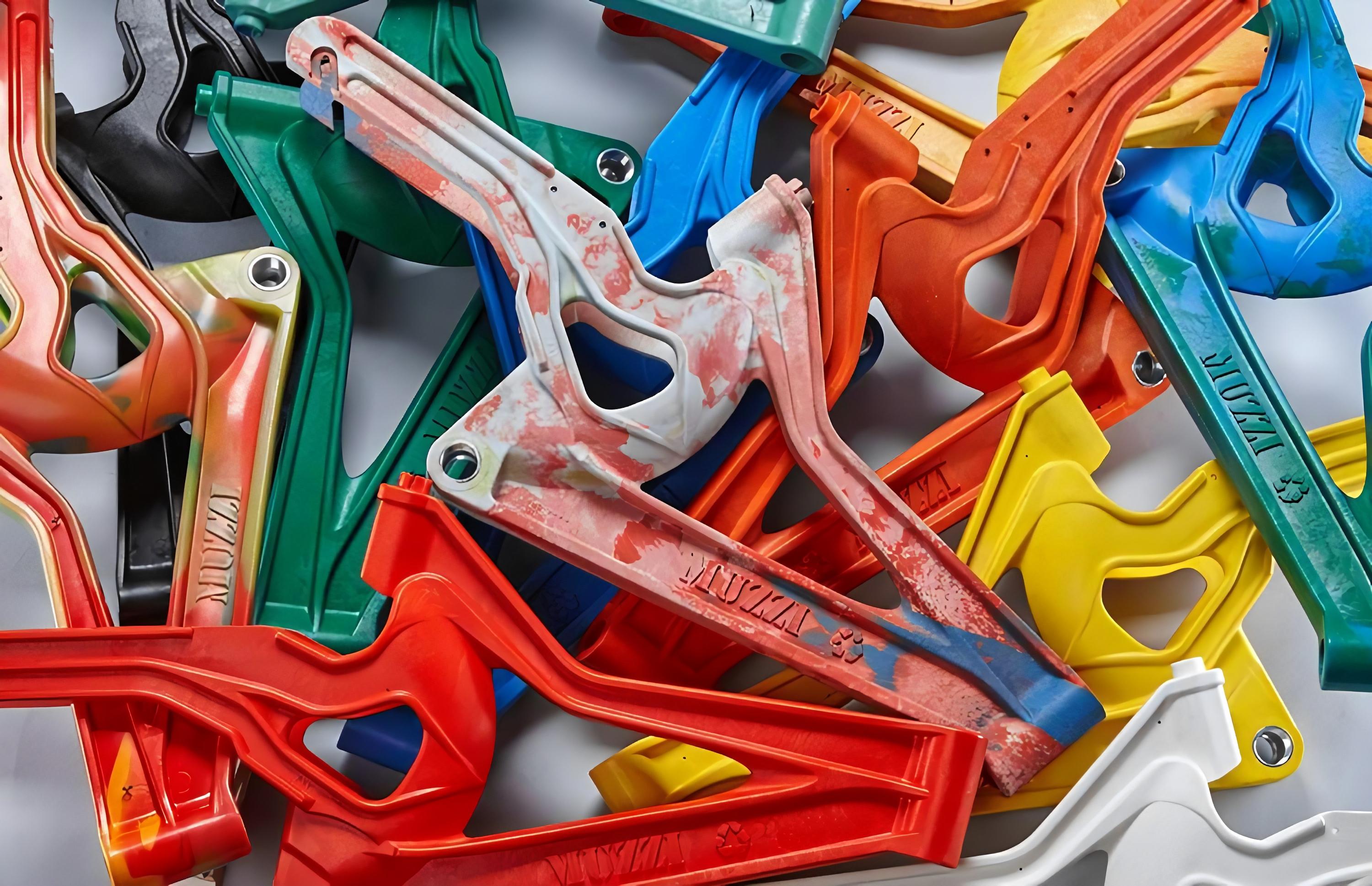 Pilha de quadros de bicicleta de plástico reciclado em várias cores